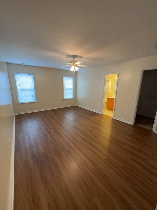 Building Photo - Charming 4 Bedroom, 2 Bath Home - 300 Shif...