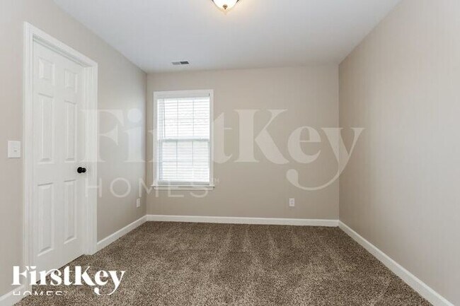 Building Photo - 2260 Dewey Dr