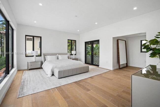 Building Photo - 5661 Pine Tree Dr