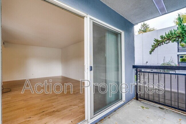 Building Photo - 181 Del Medio Ave