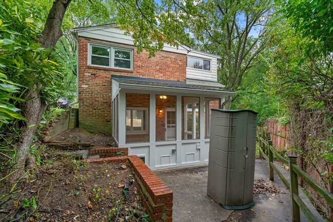 Building Photo - 3 Bed 2 Bath - Takoma Park Split Level - 1...
