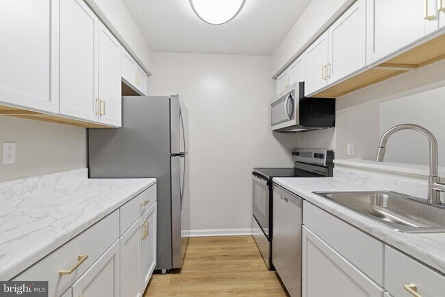 Building Photo - 1647 Carriage House Terrace