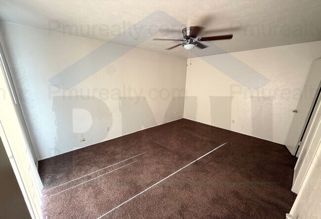 Building Photo - AVAILABLE NOW!!! Half Duplex 2 bed 1 bath ...