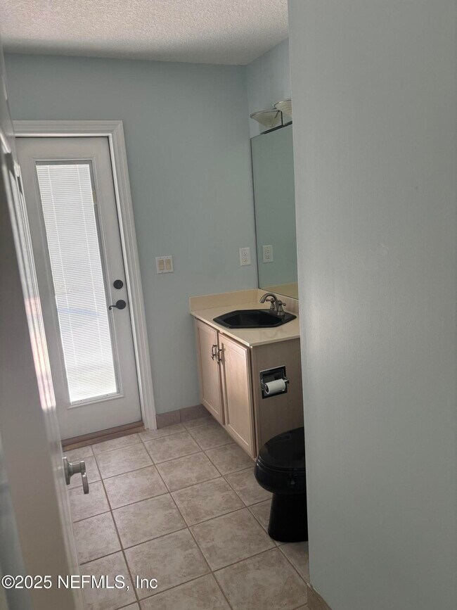 Building Photo - 1815 Kings Ct