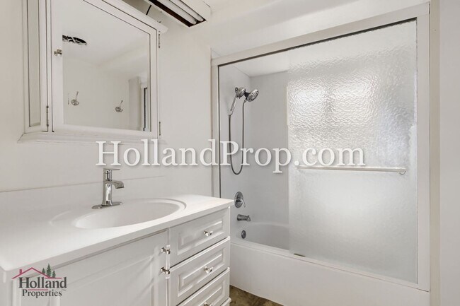 Building Photo - Welcome Home to Your Perfect Hillsboro Retreat!