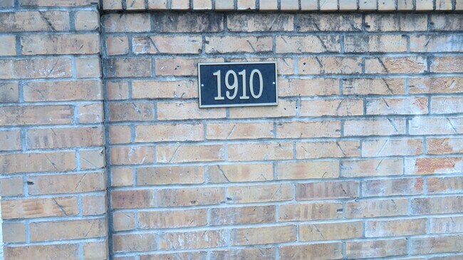 Building Photo - ROBBINS PLACE 202