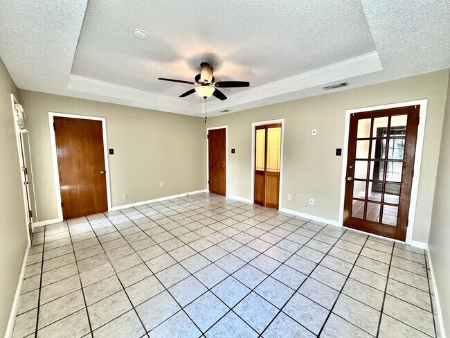 Building Photo - 10734 Erin Vale Ave
