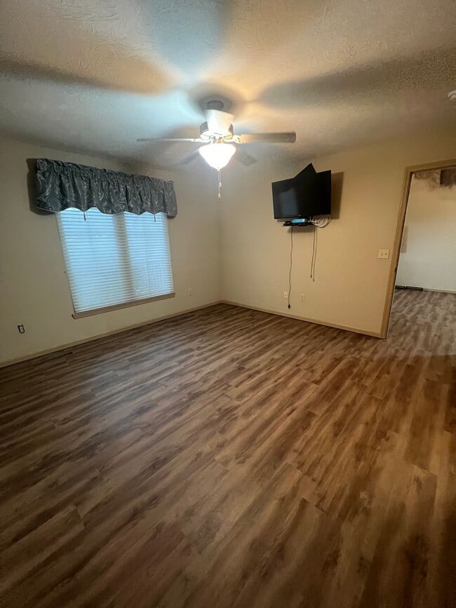 Building Photo - 2 bedroom/2 bath townhouse with 2 car garage