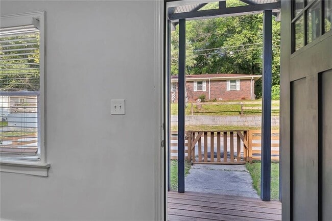 Building Photo - 845 Oak St NW