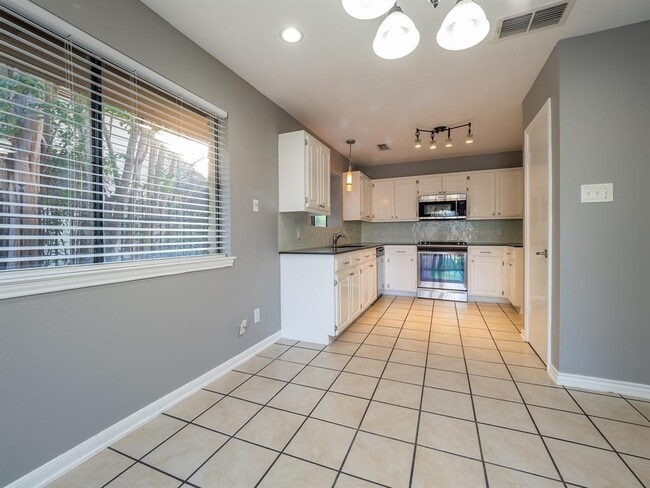 Building Photo - 4804 Broadhill Dr
