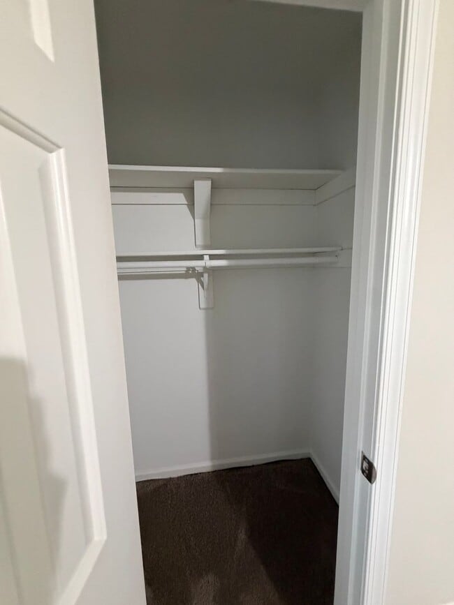 Building Photo - LANDSTOWN LAKES