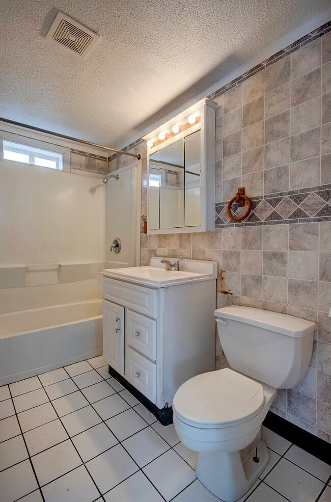 Building Photo - 306 Lime St