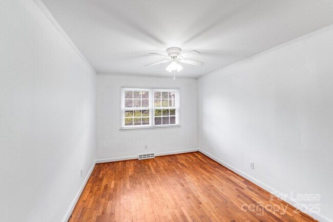 Building Photo - 405 W Harvie Ave
