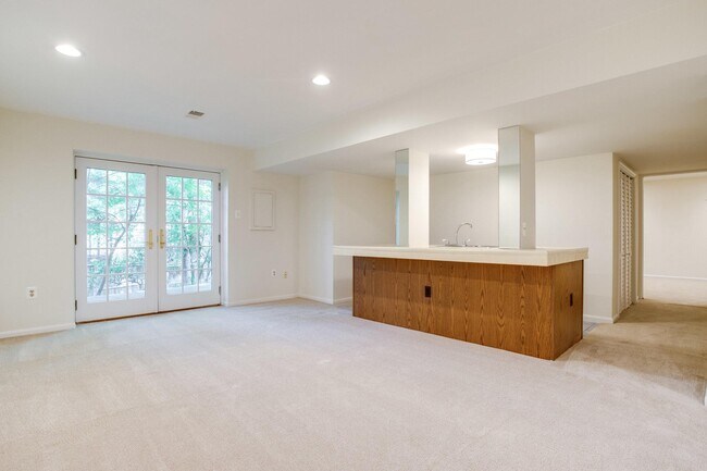 Building Photo - 1646 Montmorency Dr