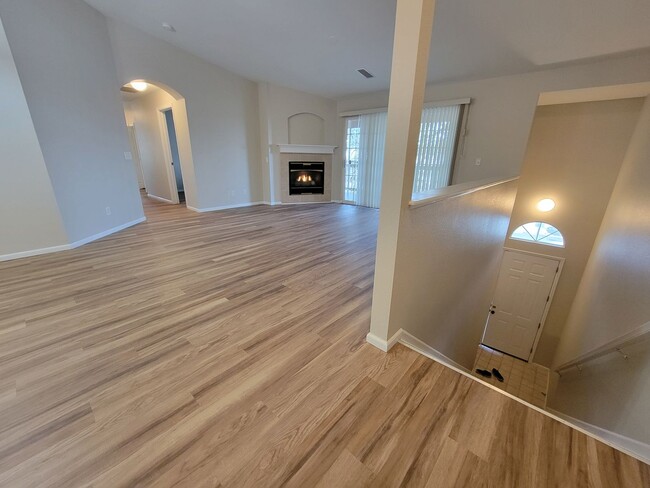 Building Photo - Spacious 2 bed, 2 bath townhome style cond...