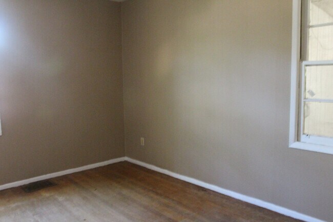 Building Photo - 2011 W Broad Ave