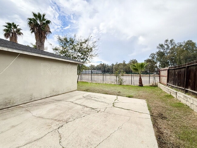 Building Photo - 3275 Cheyenne Dr