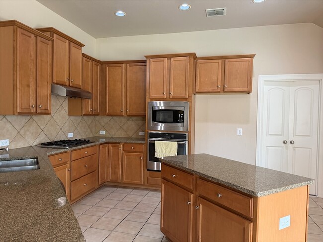 Building Photo - 9638 Castlerock Tr