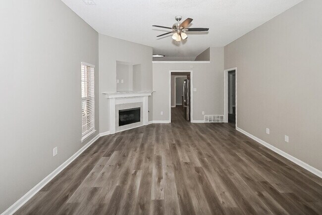 Building Photo - 5370 Russell Dr