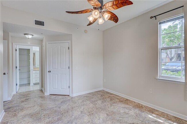 Building Photo - 9833 Baywinds Blvd