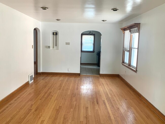 Building Photo - 14114 S State St