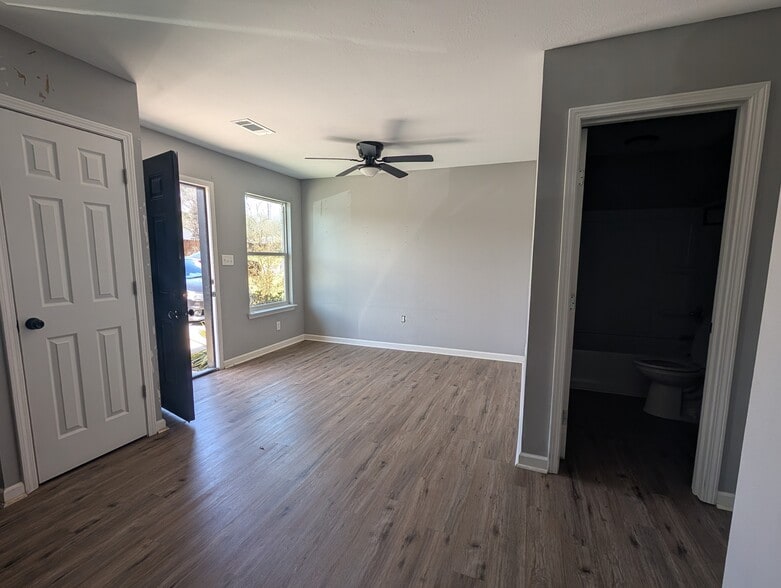 dining/livingroom - 4910 Allen St