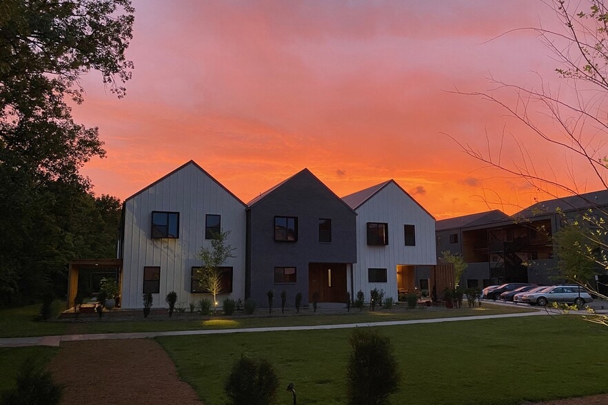Building Photo - Red Barn