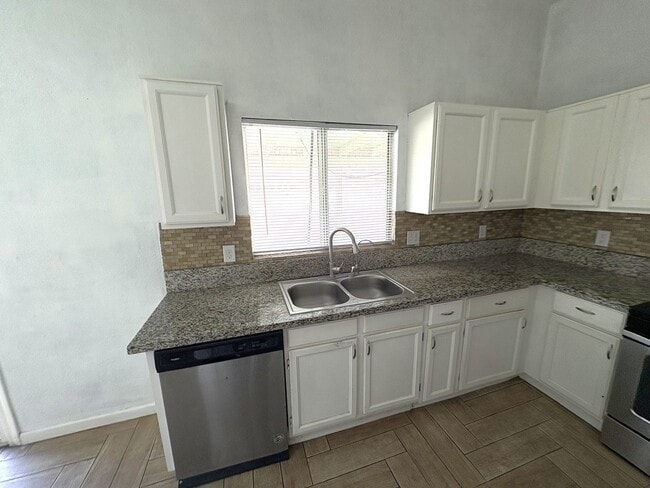 Building Photo - Great eastside location four bedrooms