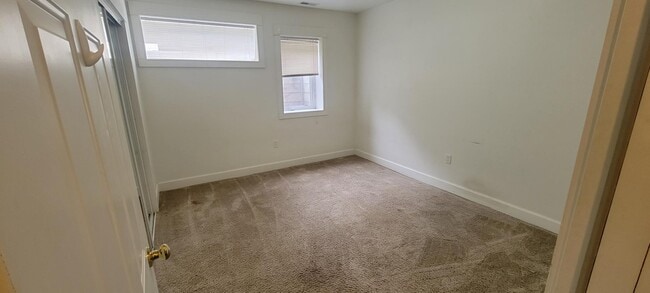 Building Photo - 303 Center St