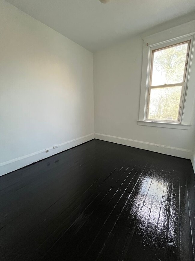 Building Photo - 3 Bedroom Single Family Home
