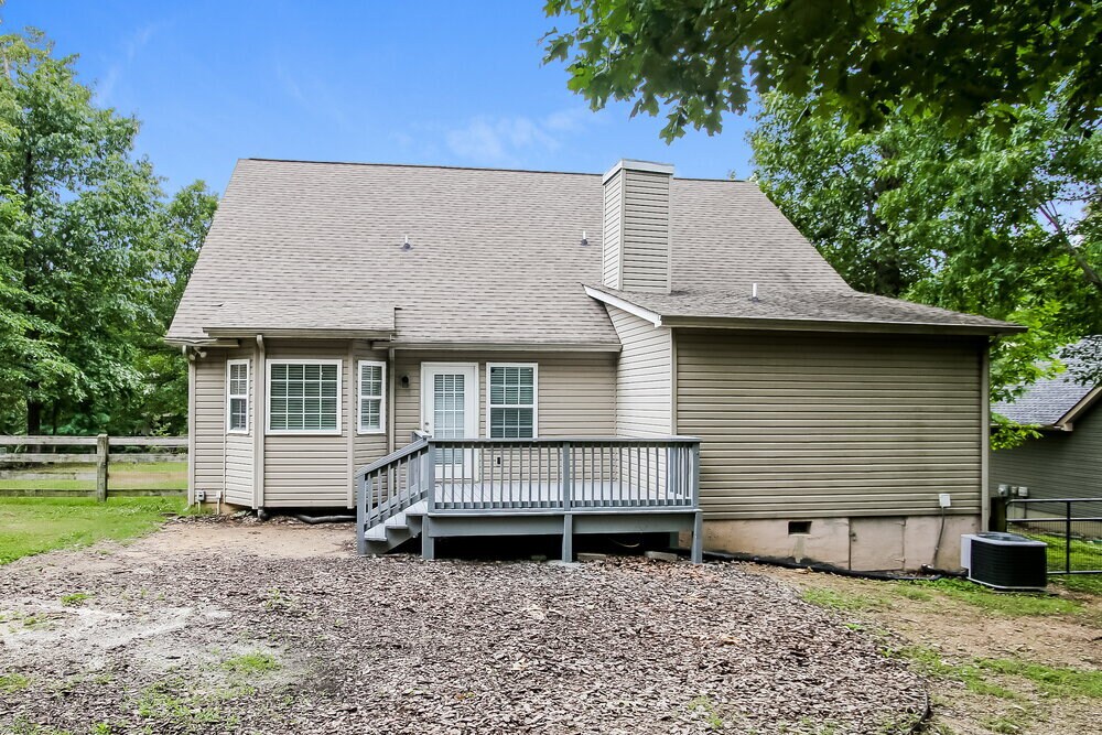 Building Photo - 305 Talon Dr SE