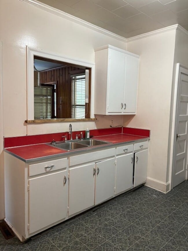 Building Photo - Well Maintained Older Home with Central HVAC