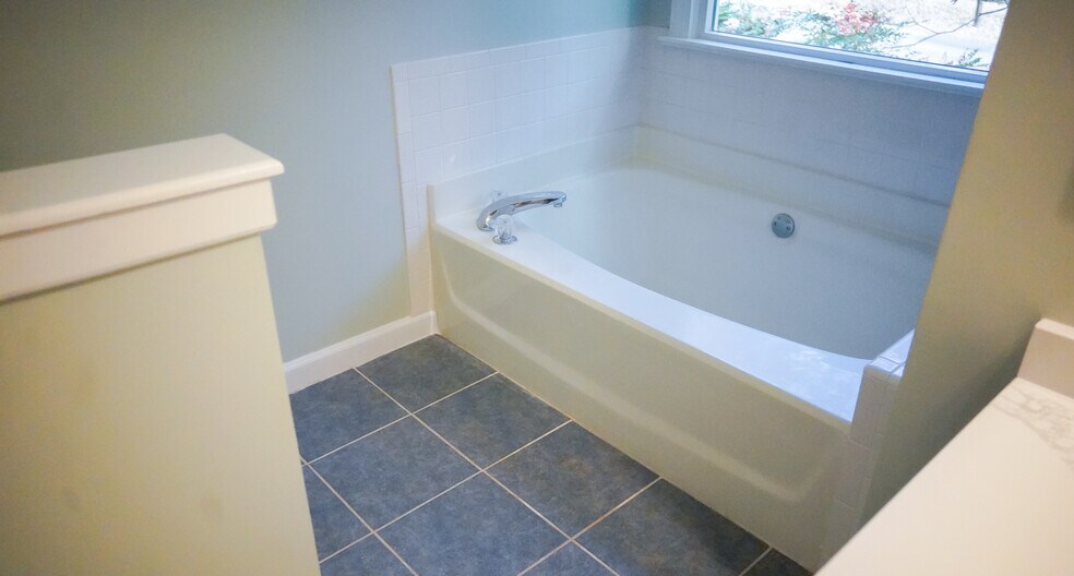 primary bathroom - 3801 Lake Point Cir