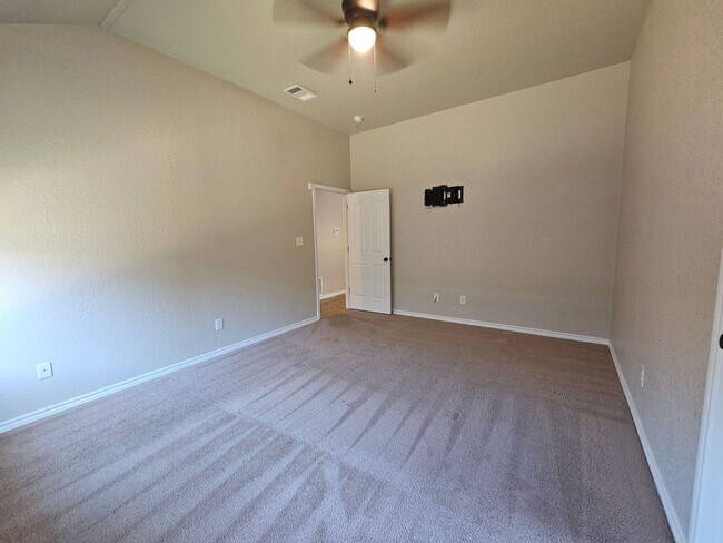 Building Photo - RENT REDUCTION & AVAILABLE FOR MOVE-IN NOW!