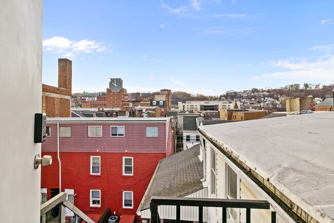 Building Photo - 2018 E Carson St