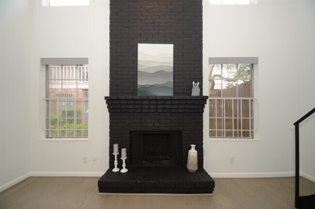 Building Photo - 5524 Beverly Hill St