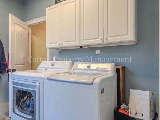 Building Photo - 102 Blossom Cir