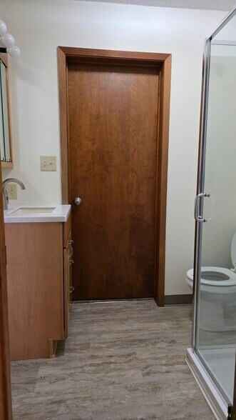 Three-quarter bath - 620 East St S