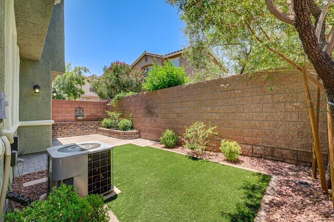 Building Photo - Stylish Townhome with Private Patio!