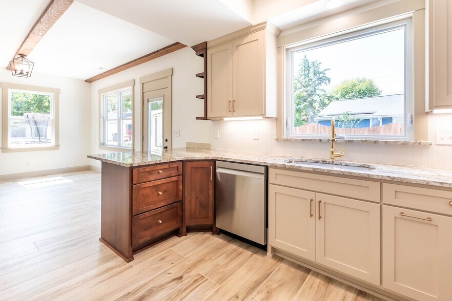 Building Photo - 261 Gay St