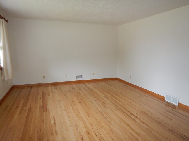 Building Photo - 2214 Anna Ave