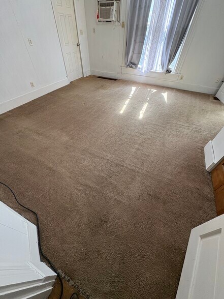 Building Photo - 300 S Washington St