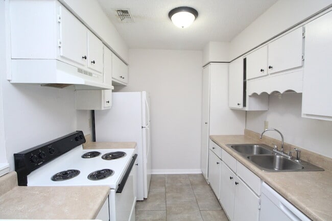 Building Photo - Move-In Ready! Updated 2BR/2BA in NE Pensa...
