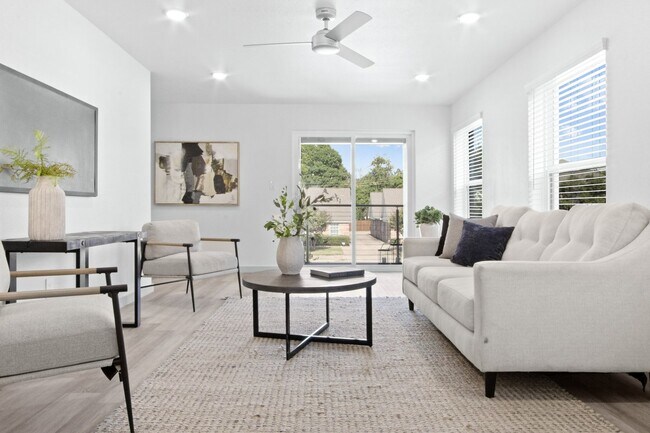 Building Photo - ** MOVE IN SUMMER 6/28/2028 ** 4 Bedroom 4.5 Bathroom Very Short walk to TCU campus