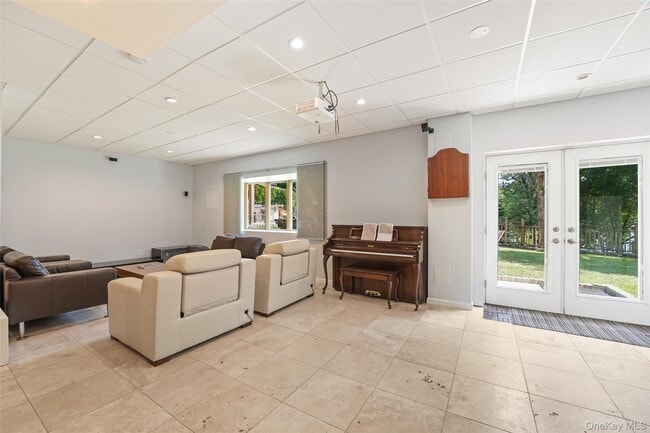 Building Photo - 2 Hudson St