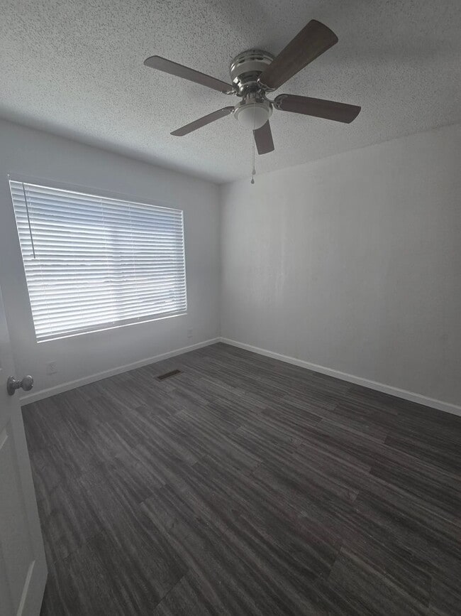 Building Photo - 3 Br 1 Ba available Now