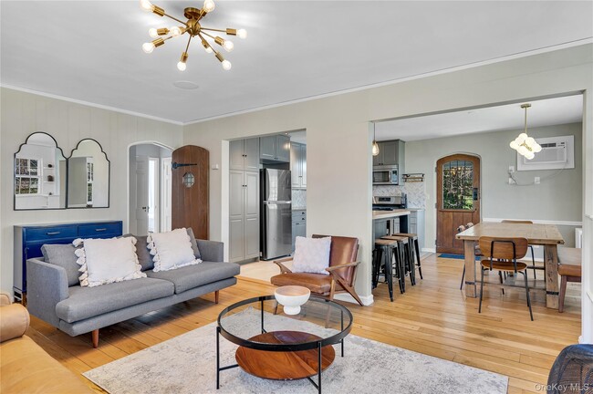 Building Photo - 53 Sheldrake Ave