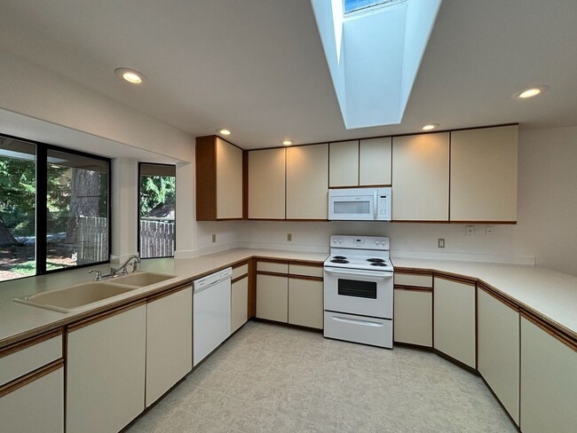 Building Photo - Fanstatic home in Sudden Valley Community!