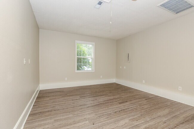 Building Photo - 1105 Brocton Ct