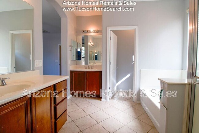 Building Photo - 732 West Camino Tunera